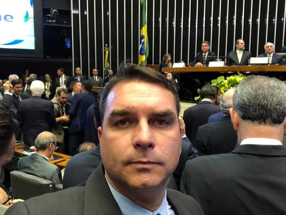 Comprador de imóvel de Flávio diz ter pago R$ 100 mil em espécie