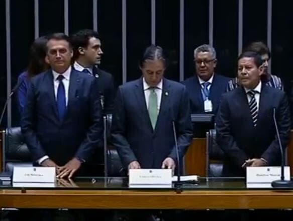 Bolsonaro toma posse e é o novo presidente do Brasil.