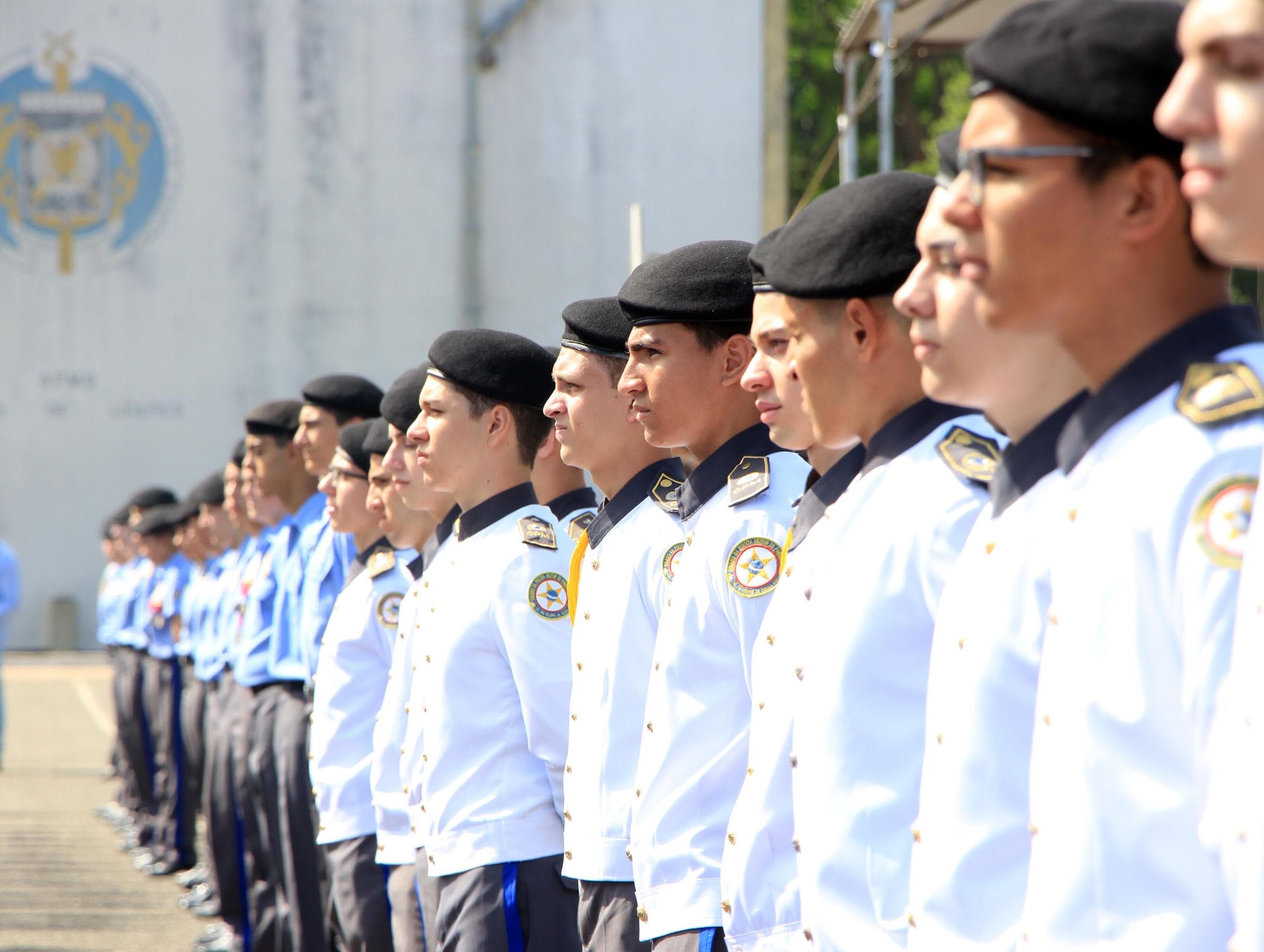 Cursinhos para colégios militares projetam crescimento com Bolsonaro