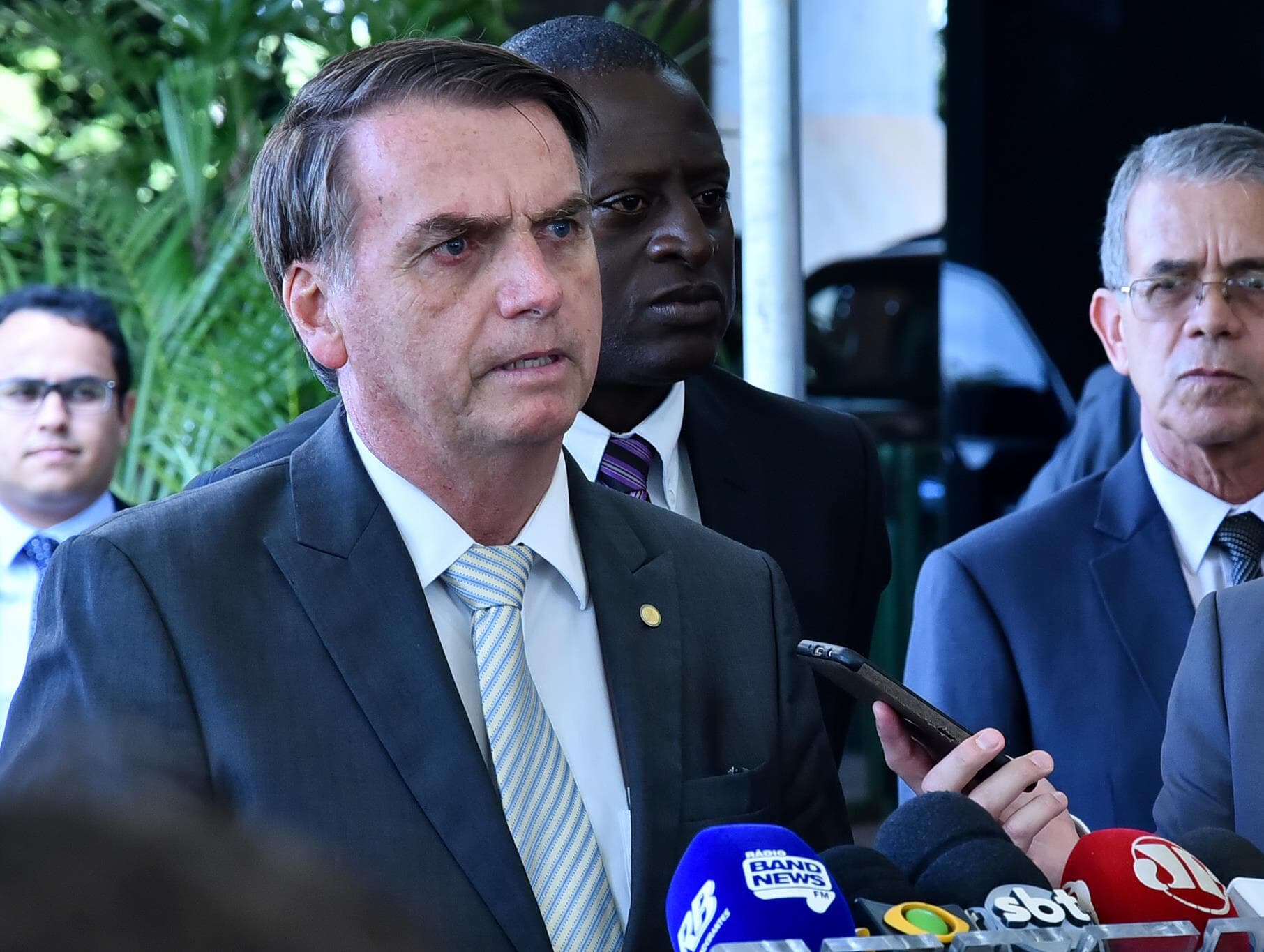 Bolsonaro critica gastos da Caixa com "identidade visual" e promete rever contratos de estatais