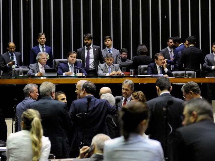 Câmara aprova reformulação de cargos; deputados falam em "trem da alegria" e aumento de gastos