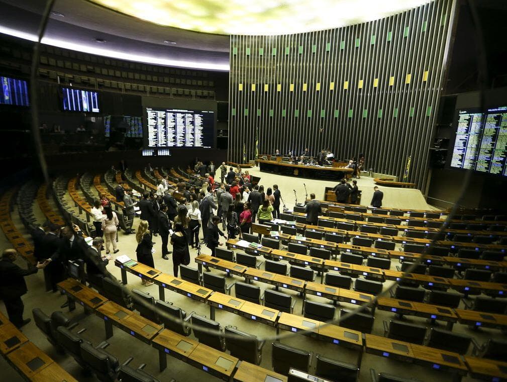 62 deputados foram eleitos sem verba de partidos