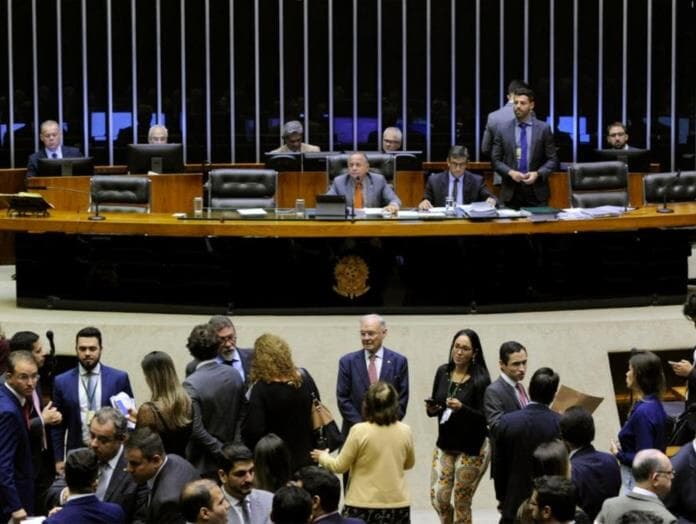 Deputados aprovam projeto que reforma Justiça Militar e dá mais poderes a juízes militares