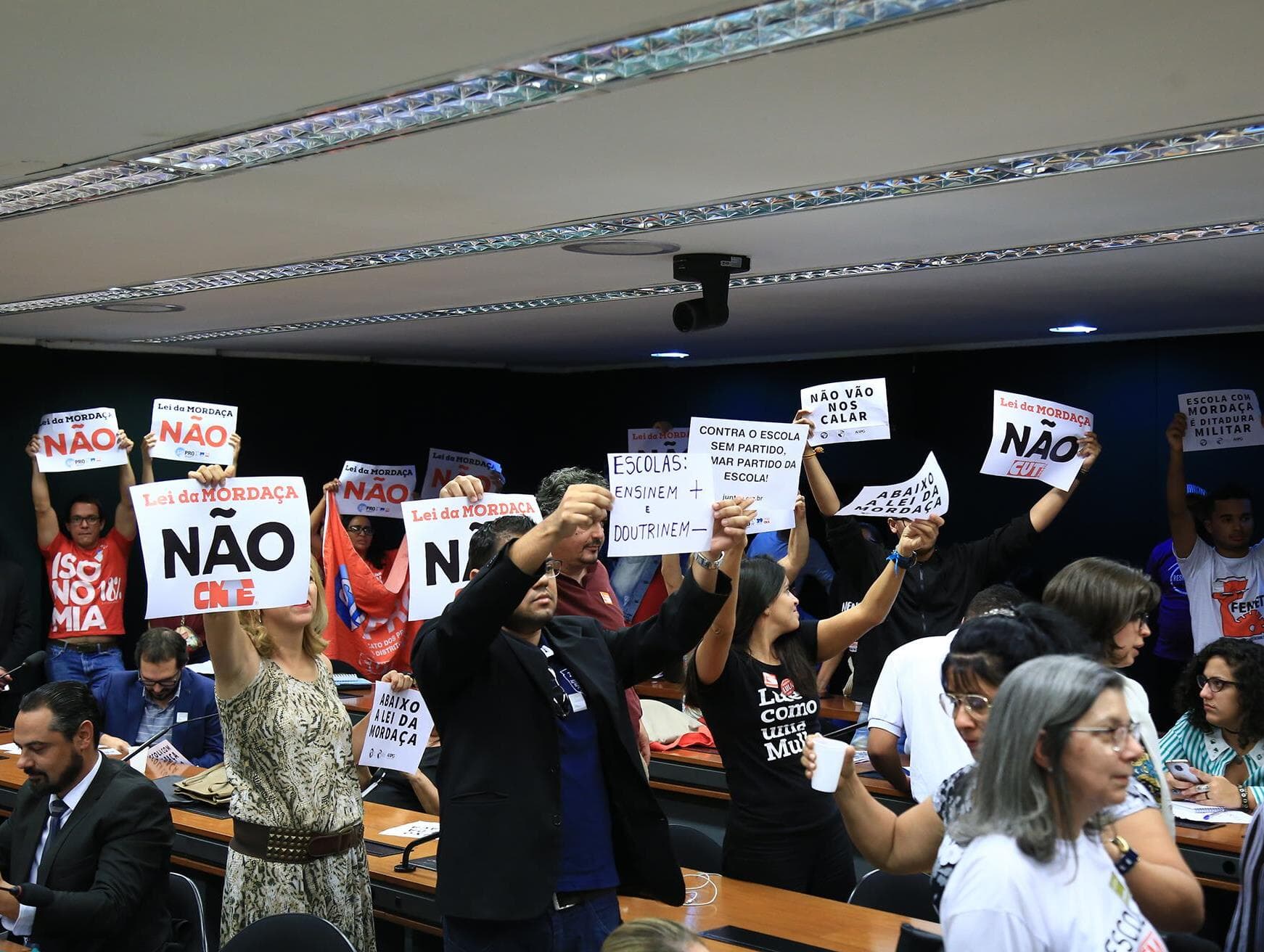 Comissão que analisa projeto "Escola sem partido" suspende reunião