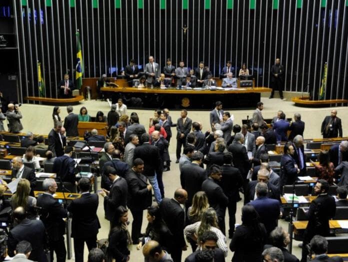 Deputados discutem benefício a Santas Casas e privatização de serviços de saneamento