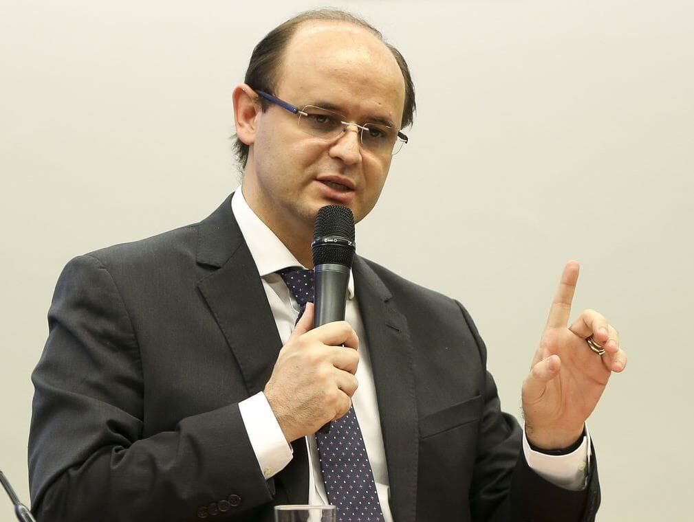 Brasil não precisa do Escola sem Partido, defende ministro da Educação