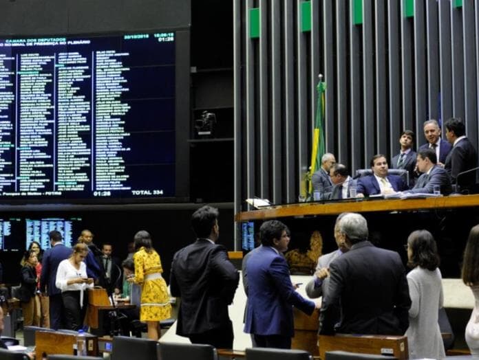 Partidos de oposição na Câmara obstruem votação em protesto contra eleição de Bolsonaro