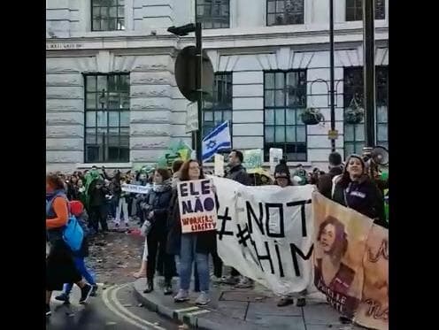 Brasileiros protestam contra Bolsonaro no exterior. Veja vídeos