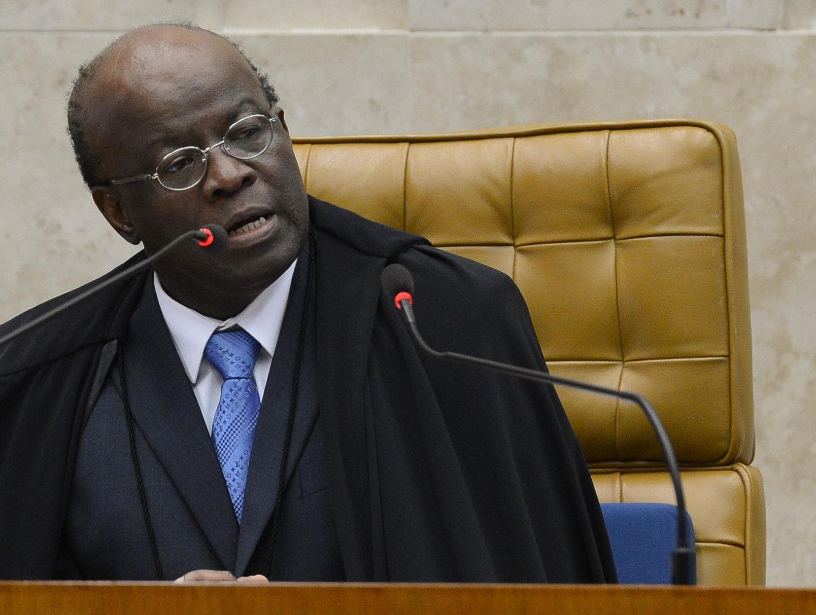 Joaquim Barbosa anuncia voto em Fernando Haddad