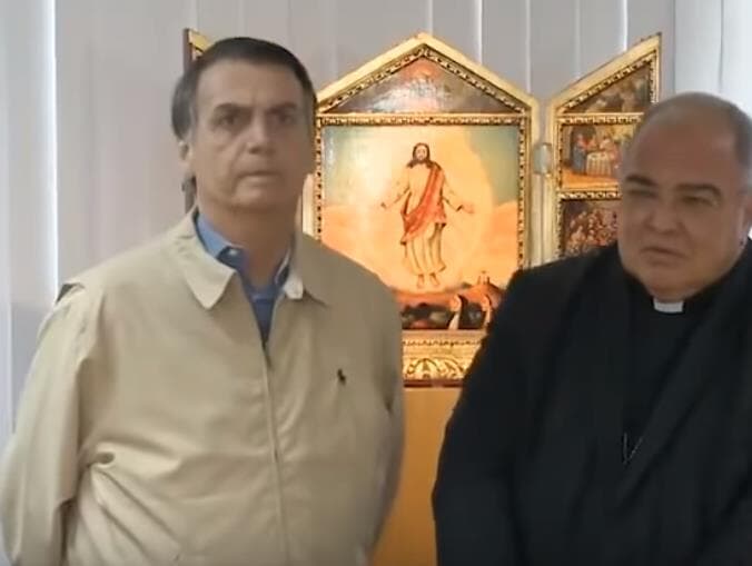 Em encontro com cardeal, Bolsonaro assina compromisso em "defesa da família"