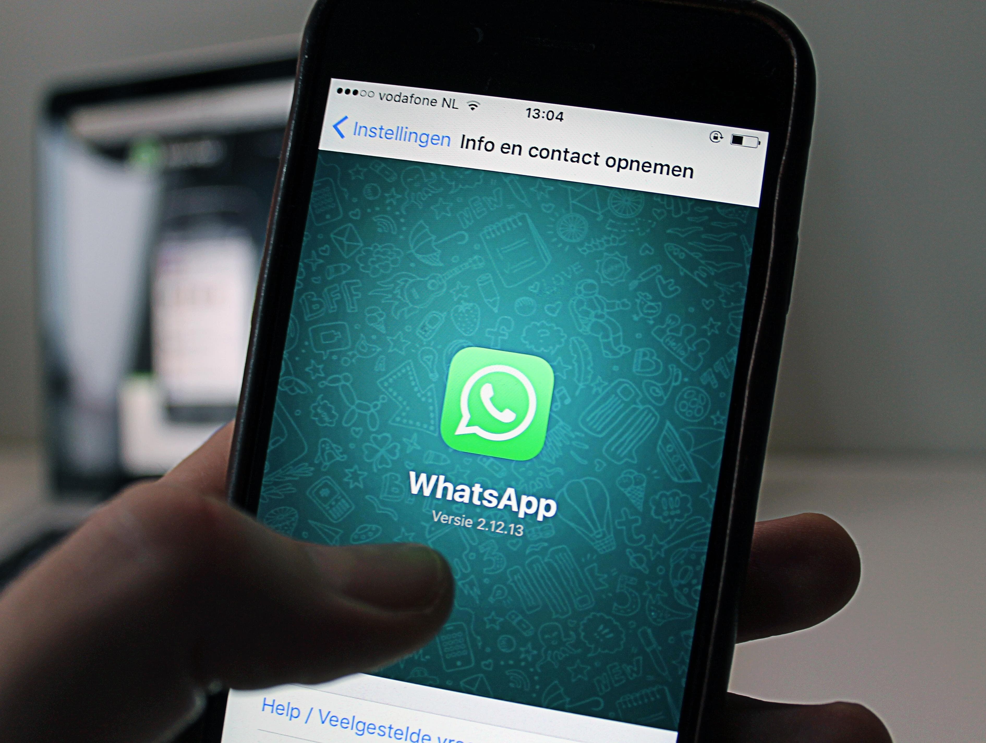 Em prática ilegal, empresas bancam campanha contra o PT pelo WhatsApp, diz Folha