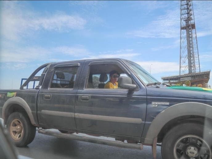 Eleitores de Bolsonaro hostilizam Haddad e cercam carro do candidato em Brasília