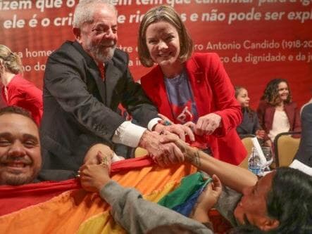 Justiça impede Gleisi de visitar Lula na condição de advogada