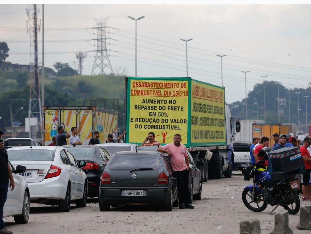 Após pressão, governo revoga tabela mínima de frete e se reúne com caminhoneiros