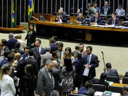 Falta de acordo adia votação do marco regulatório dos caminhoneiros; anistia de multas será via MP