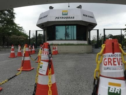 Petroleiros preparam greve e acusam presidente da Petrobras de beneficiar grupos internacionais