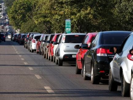 Motoristas enfrentam longas filas em Brasília para abastecer veículos