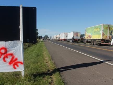 Líder de caminhoneiros quer 180 dias sem reajuste do diesel e avisa: "Governo não tem para onde correr"