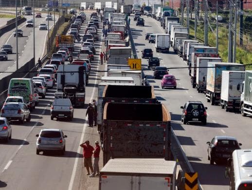 Protesto de caminhoneiros em rodovias chega ao terceiro dia