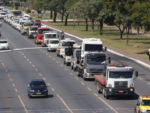 Caminhoneiros fecham estradas em protesto contra alta no combustível. Atos alcançam maioria dos estados