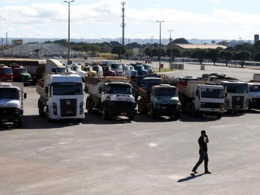 Caminhoneiros protestam contra preço do diesel e pedem isenção de tributos