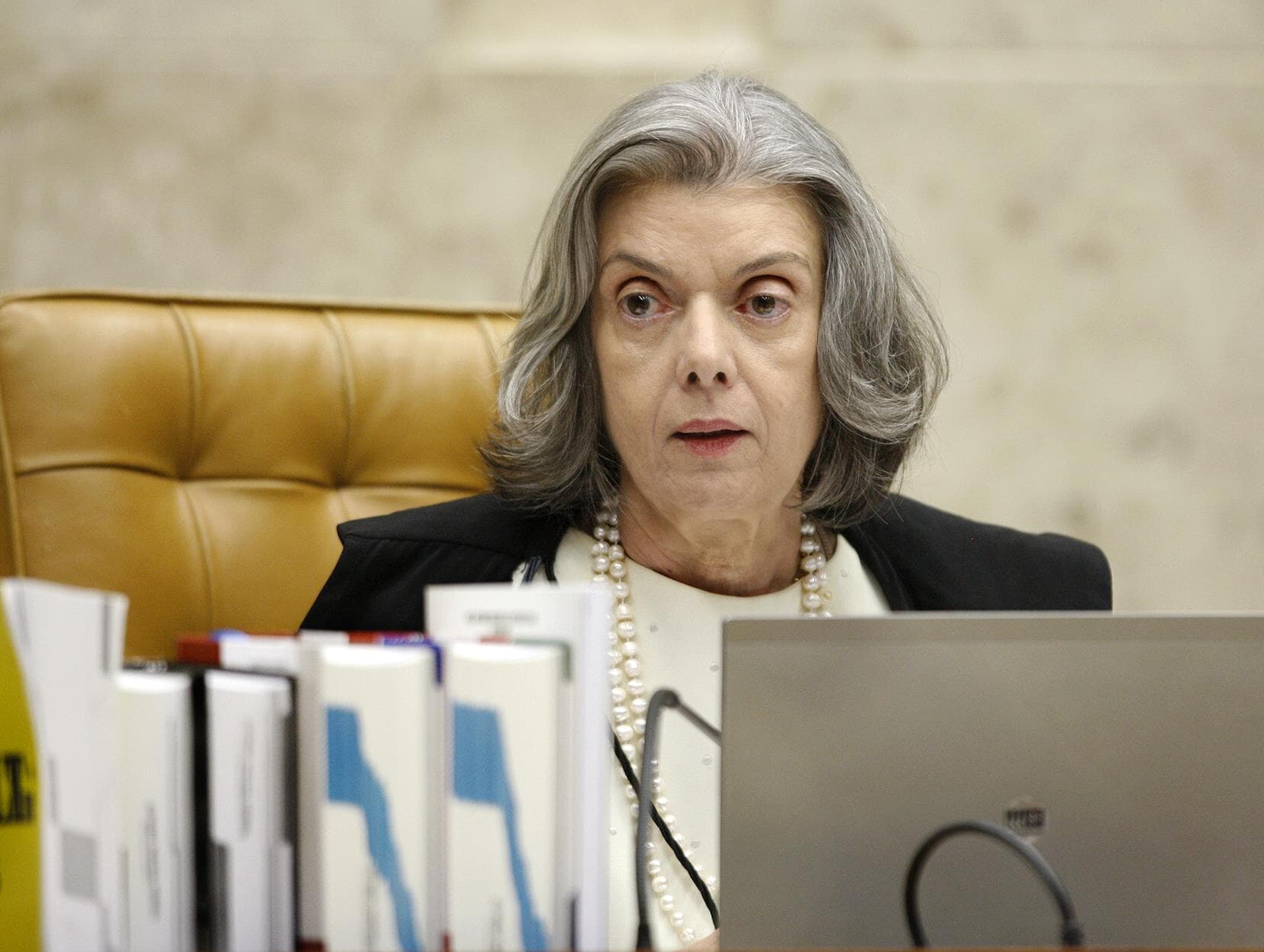 TSE não pode tomar a iniciativa de proibir a candidatura de Lula, diz Cármen Lúcia