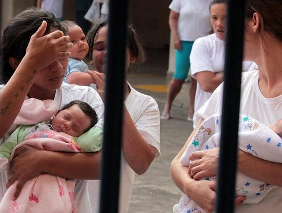 Senado aprova projeto que acelera progressão de pena para mães e gestantes