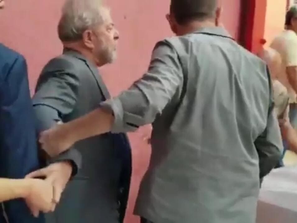 Lula se entrega à Polícia Federal após pedidos de resistência e bloqueio de militantes