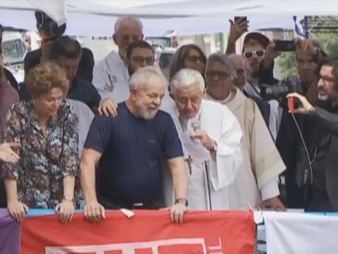 Aos gritos de "Não se entrega!", Lula assiste missa que homenageia Marisa Letícia