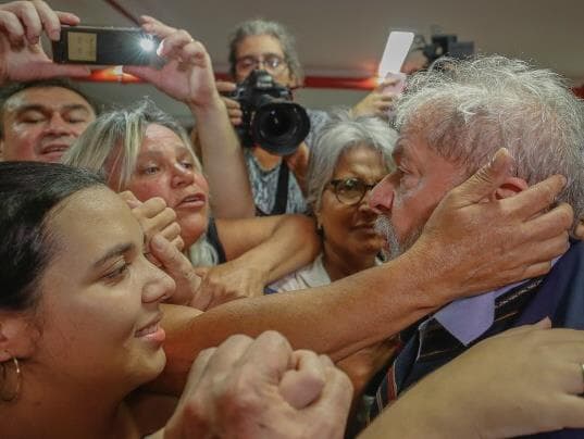 Em clima de tensão, PT confirma que Lula não se entregará em Curitiba