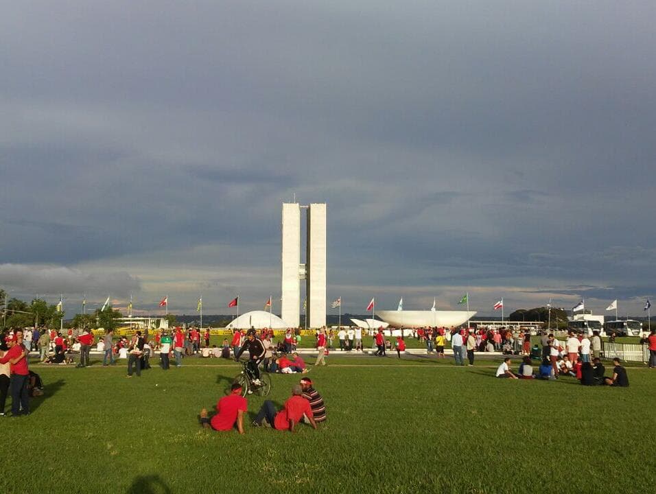 Brasília tem dia de manifestações a favor e contra prisão de Lula sem registros de violência