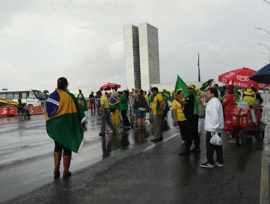 Manifestantes se dirigem à Esplanada para acompanhar habeas corpus de Lula