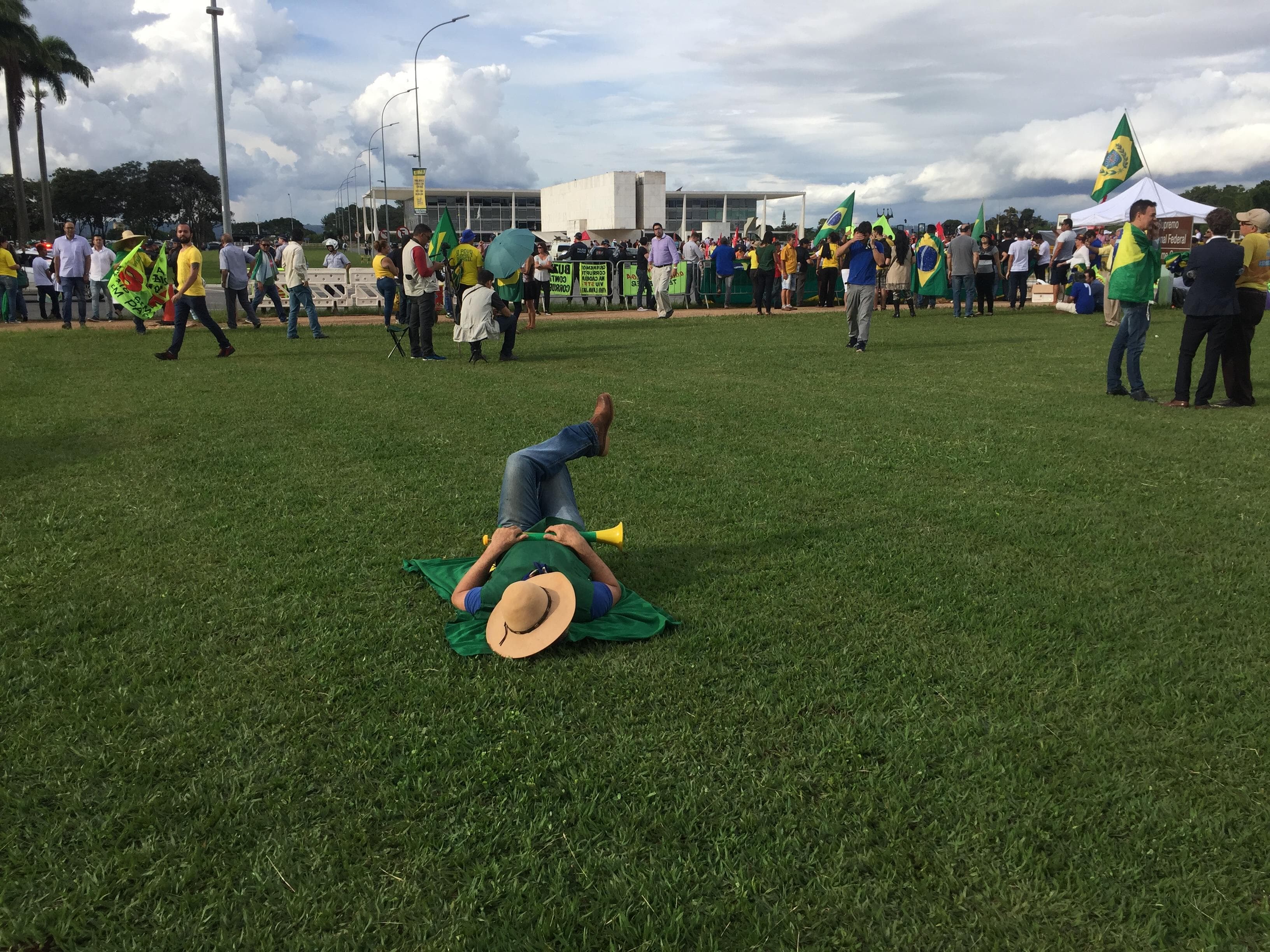 Brasília tem protesto esvaziado contra e a favor da prisão de Lula