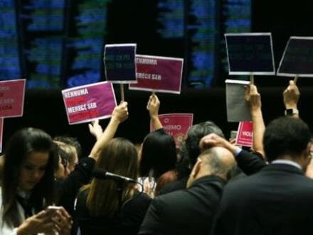 Partidos burlam cotas de candidatas com mulheres-laranjas