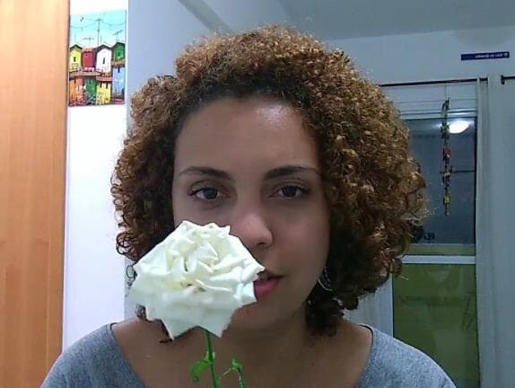 Adriana Caitano, jornalista, em vídeo e texto: "No Dia da Mulher, não me dê uma rosa"