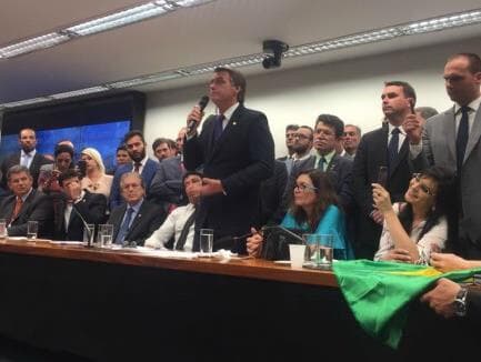 Bolsonaro e outros oito deputados migram para o PSL e já falam em "bancada da metralhadora"