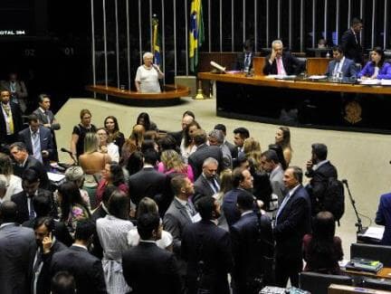 Deputados endurecem pena para estupro e tipificam crime de importunação sexual