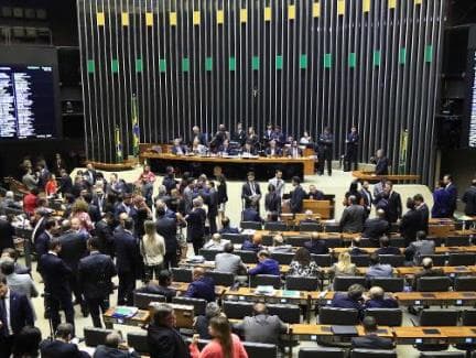 Câmara aprova intervenção no RJ; Forças Armadas esperam Senado para poder entrar em ação