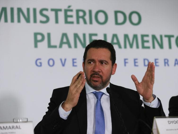 Bloqueio será distribuído entre todos os ministérios, diz ministro