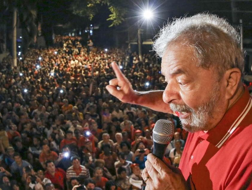 Juiz manda devolver passaporte a Lula e tirar o nome dele de lista da PF