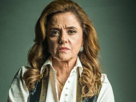 É fake, não acredite. Marieta Severo nega autoria de texto desejando que Lula tome a "cana que sempre quis"