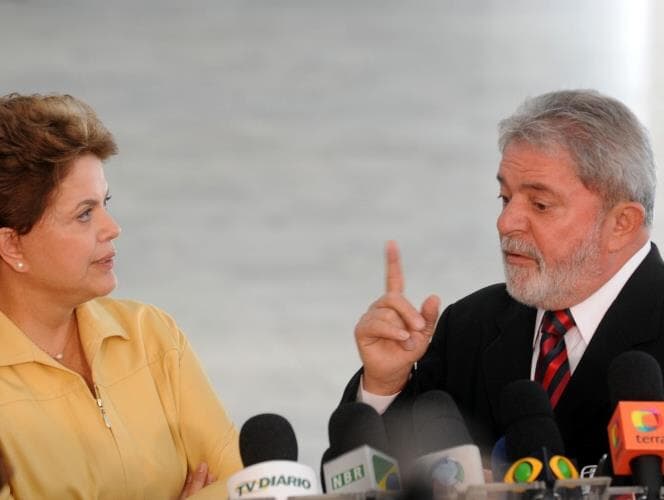 Lula e Dilma se enforcam em leis que criaram