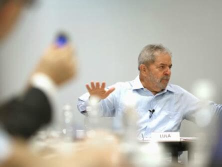 Juiz manda apreender passaporte de Lula e o proíbe de sair do país