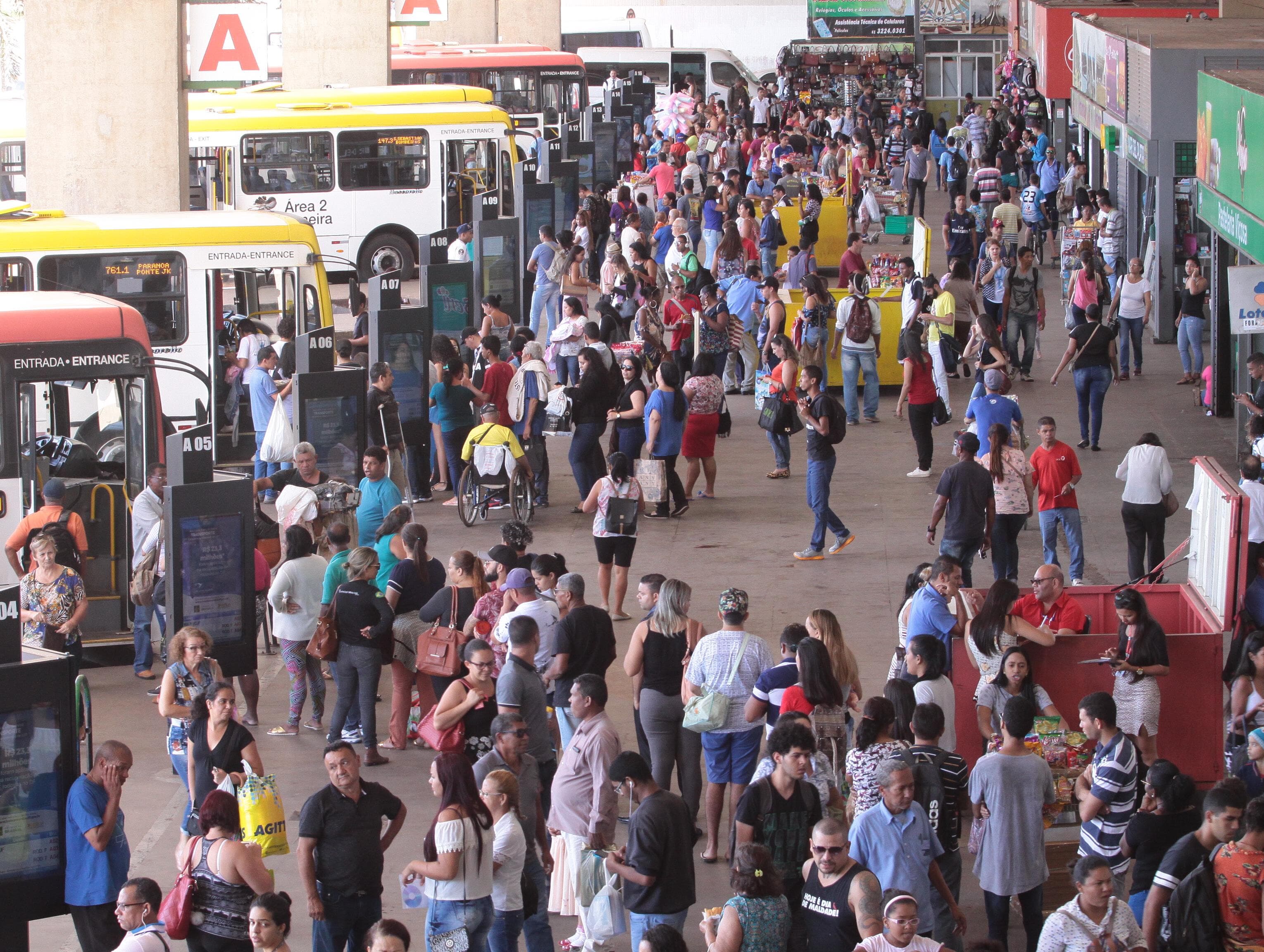 Passageiros chegam a ficar cinco horas por dia no ônibus em Brasília