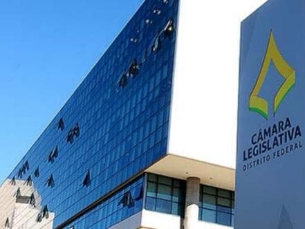 Cada deputado de Brasília tem R$ 184 mil por mês só para contratar assessores. Veja os benefícios