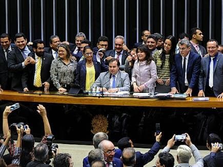 Aborto, porte de armas e Lei Orçamentária estão na pauta do Congresso