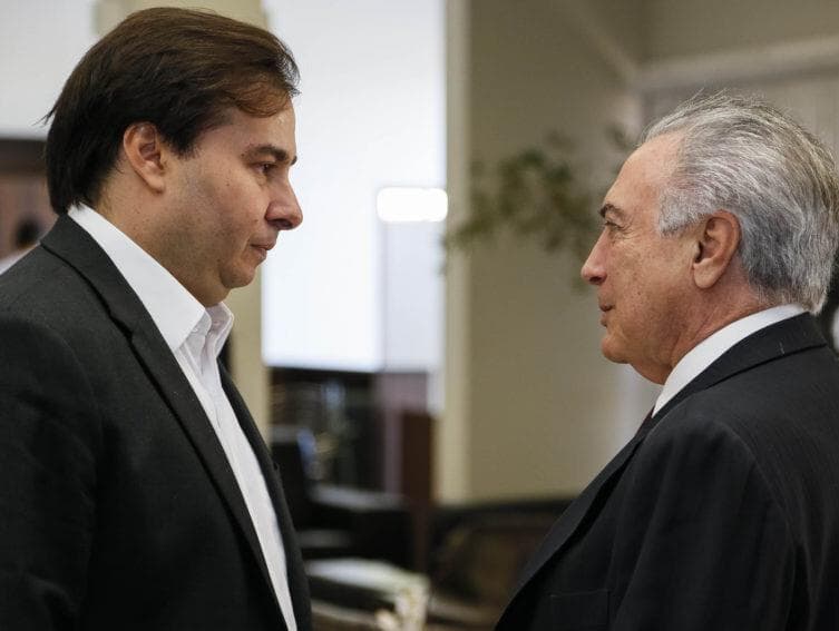 Rodrigo Maia engaveta pedidos de impeachment contra Temer