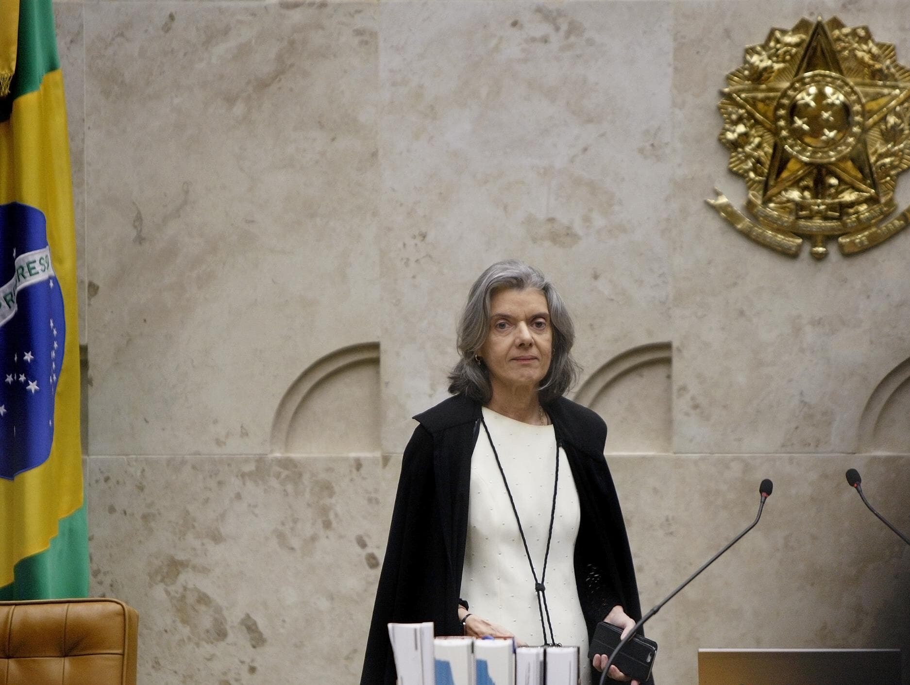 Cármen Lúcia defende fim do foro privilegiado e reconhece voto confuso em ação que livrou Aécio