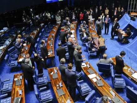 Senadores gastam 40% a mais com combustível de avião e fretamento de jatinhos, diz jornal