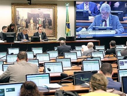 Comissão da Câmara aprova fim de foro privilegiado para políticos; presidentes são preservados